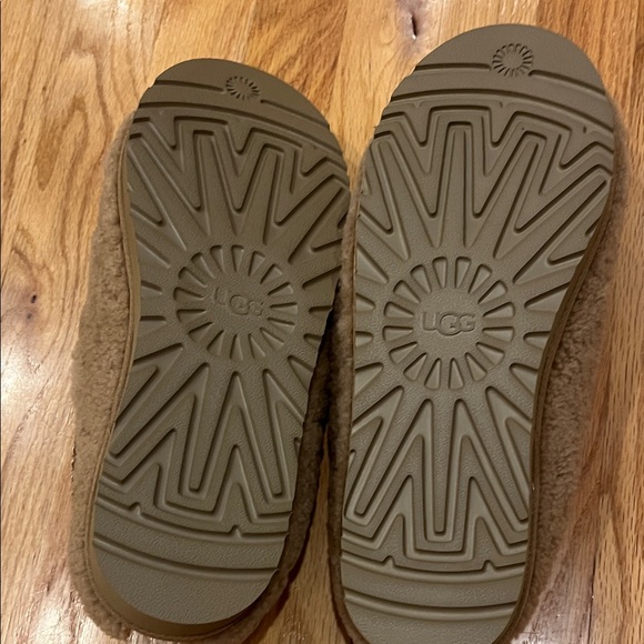 UGG Tan Shearling Slippers - Picture 4 of 5